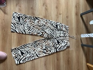 Pantalón tobillero estampado cebra Stradivarius