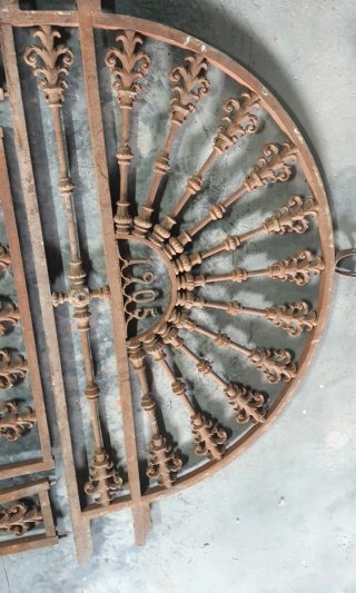Puerta reja antiguo.  Hierro forjado