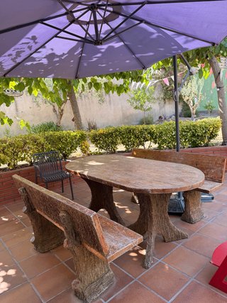 Mesa y bancos de cemento rústico