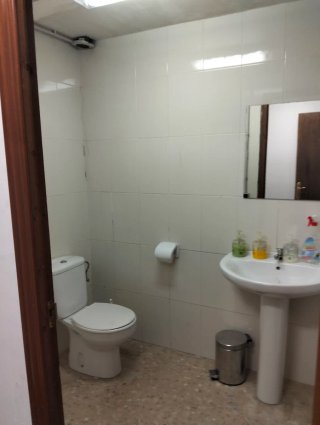 Se alquila local comercial