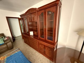 Mueble de salón de madera y cristal