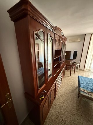 Mueble de salón de madera y cristal