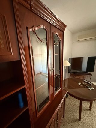 Mueble de salón de madera y cristal