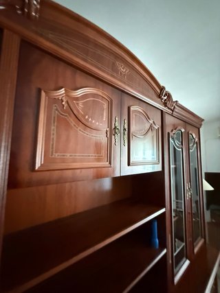 Mueble de salón de madera y cristal