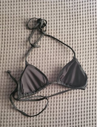 Top bikini nero a triangolo imbottito
