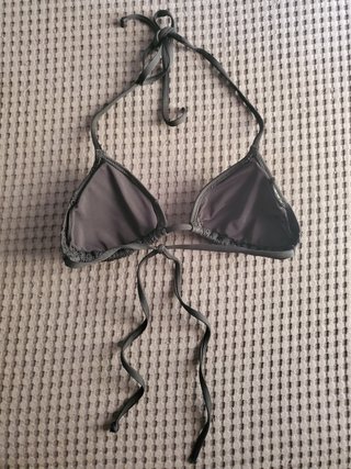 Top bikini nero a triangolo imbottito