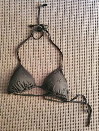 Top bikini nero a triangolo imbottito