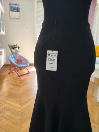 Falda tubo negra con volante