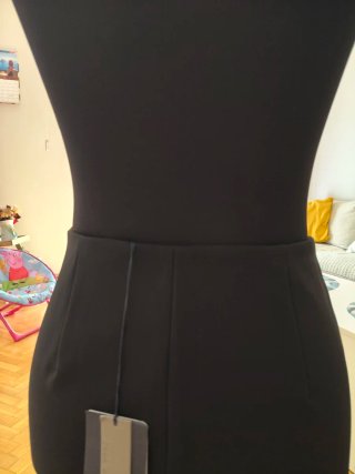 Falda tubo negra con volante