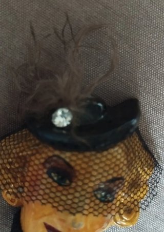 Broche Rostro de Mujer con Sombrero y Redecilla