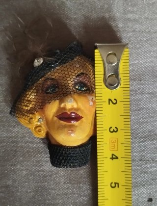 Broche Rostro de Mujer con Sombrero y Redecilla