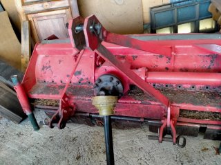 Trituradora agrícola roja