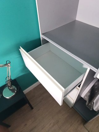 Armario blanco con espejo