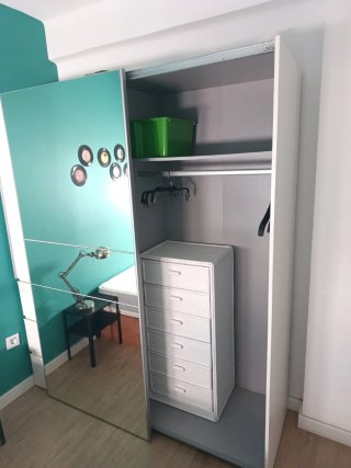 Armario blanco con espejo