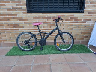 Bicicleta infantil negra y rosa