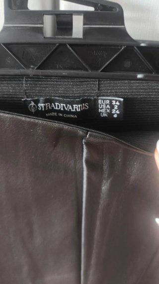 Pantalones efecto cuero Stradivarius negros