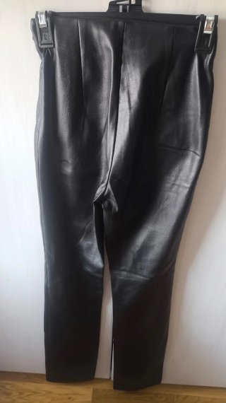 Pantalones efecto cuero Stradivarius negros
