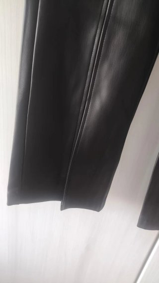 Pantalones efecto cuero Stradivarius negros