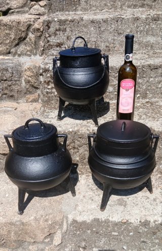 Potes antiguos de hierro fundido