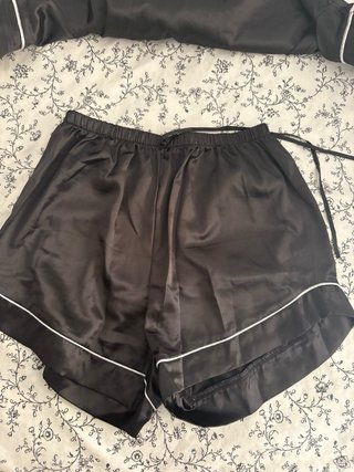 Pijama lencero negro satinado