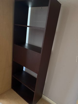 Estantería de madera marrón