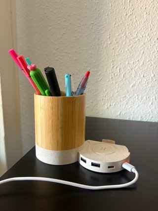 Portalápices con cargador inalámbrico y hub USB