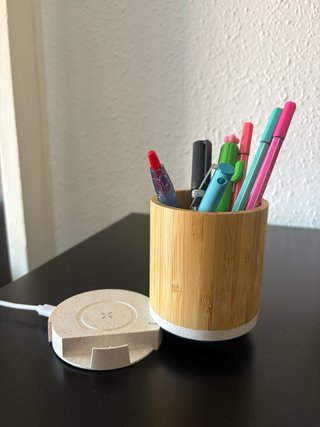 Portalápices con cargador inalámbrico y hub USB