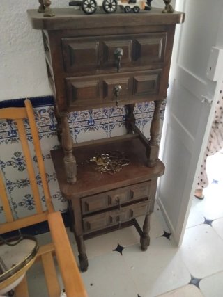 Mesa de madera con cajones ,cuadros , tocadiscos