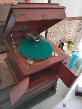 Mesa de madera con cajones ,cuadros , tocadiscos