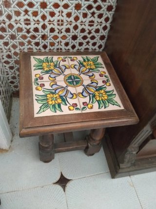 Mesa de madera con cajones ,cuadros , tocadiscos