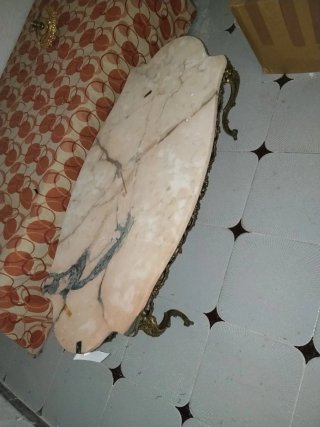 Mesa de madera con cajones ,cuadros , tocadiscos