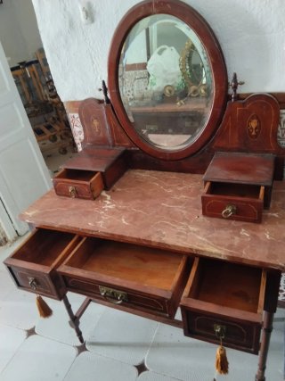 Mesa de madera con cajones ,cuadros , tocadiscos