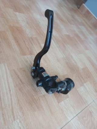 Bomba Embrague Radial 16mm Adelin Negra