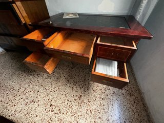 Escritorio antiguo estilo inglés de sapeli y cuero