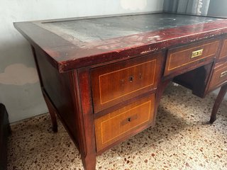 Escritorio antiguo estilo inglés de sapeli y cuero