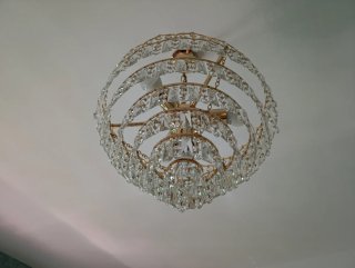 Lámpara de araña dorada con cristales