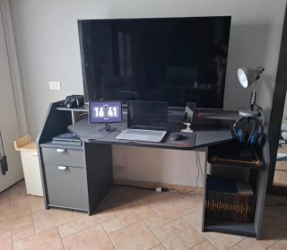 Scrivania grigia con LED RGB