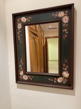 Espejo vintage de madera con marco pintado a mano