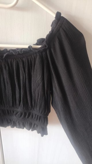 Blusa crop Stradivarius negra