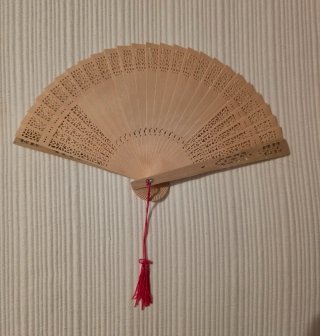 Abanico de madera tallada con borla rosa
