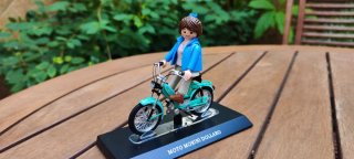 Playmobil Chica, en moto tipo vespino