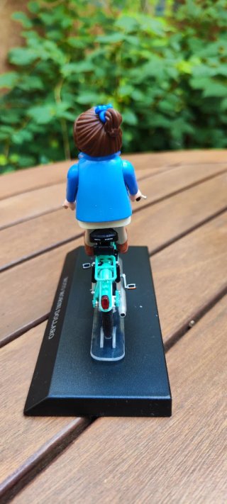 Playmobil Chica, en moto tipo vespino