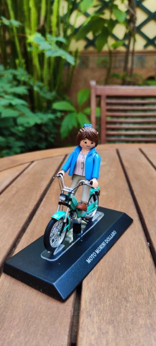 Playmobil Chica, en moto tipo vespino