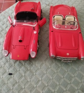 Lotto 2 modellini auto d'epoca scala 1:18