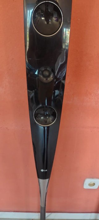 Altavoces LG elegantes negros y plateados