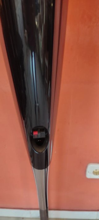 Altavoces LG elegantes negros y plateados