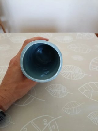 Jarrón azul de cerámica con flores