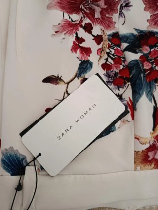 Pantalones blancos con estampado floral