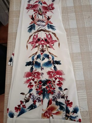 Pantalones blancos con estampado floral