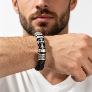 Bracciale in pelle intrecciata con croce in argento per uomo